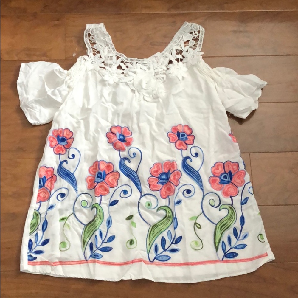 Peekaboo shoulder flower print top